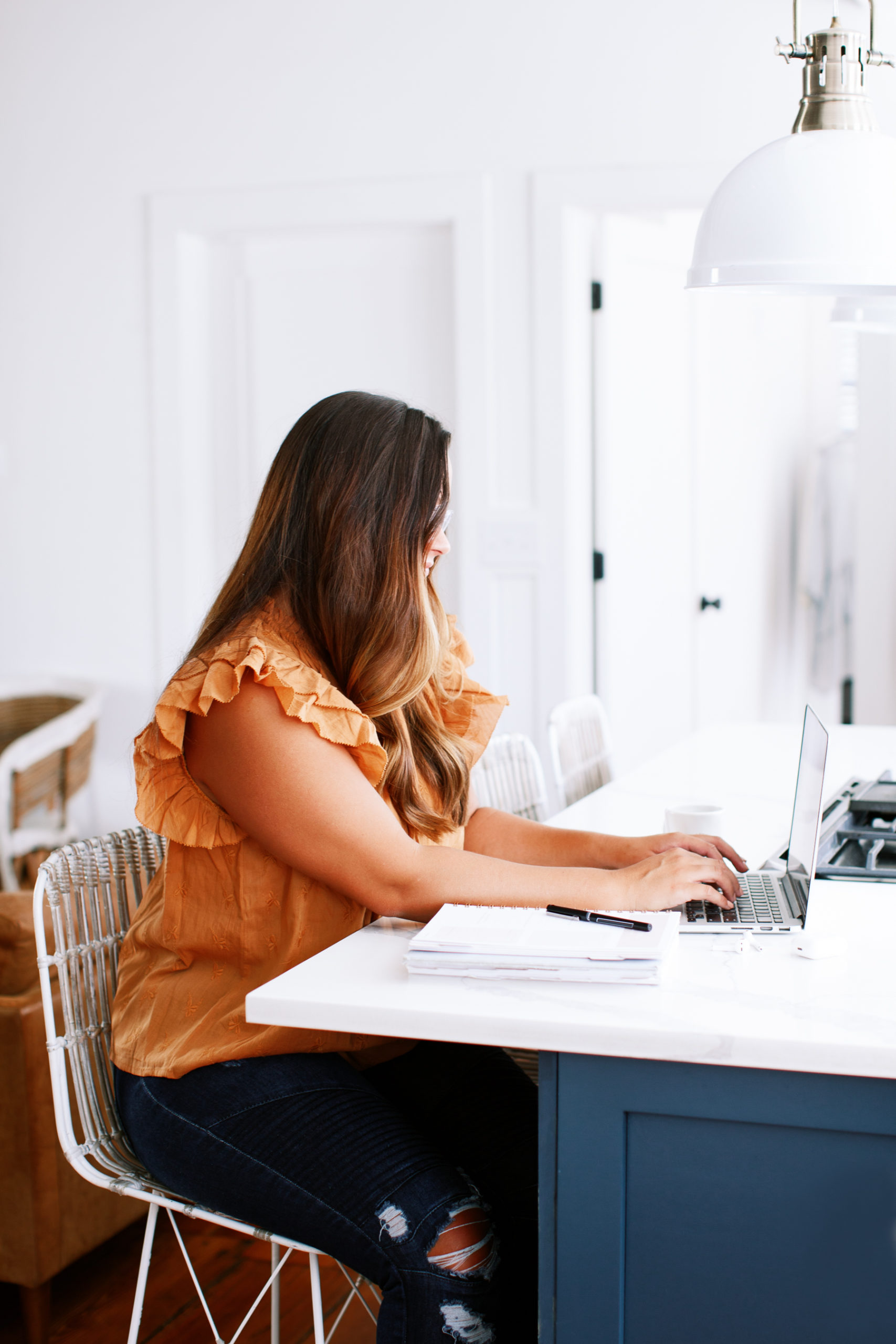 En kvinna som jobbar vid sin laptop för att hålla sin hemsida uppdateradskapa digitala inkomstströmmar på sin hemsida